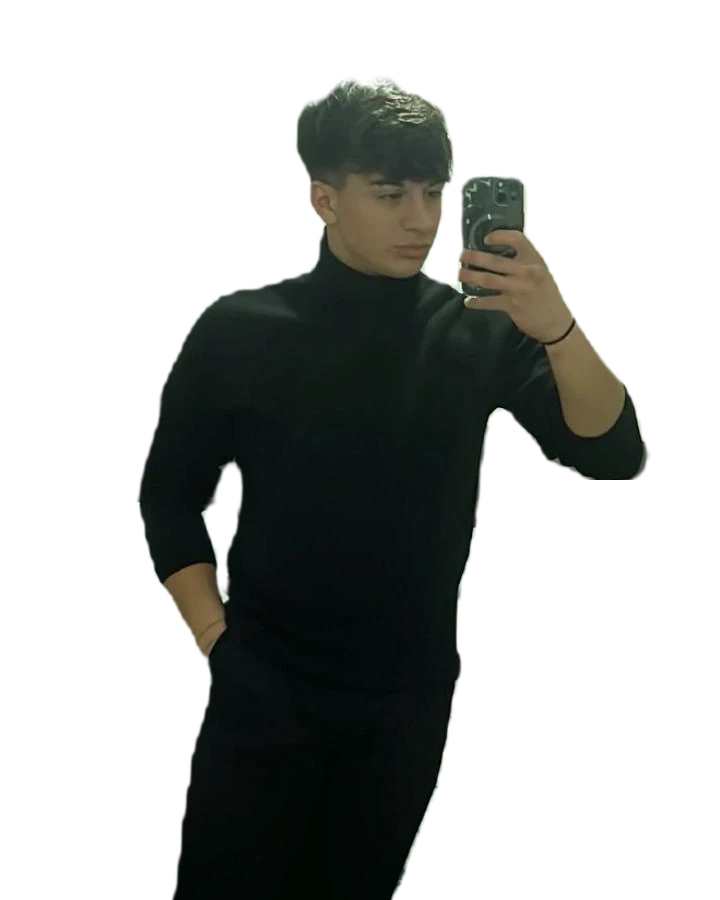Giuseppe Golia in dolcevita nero